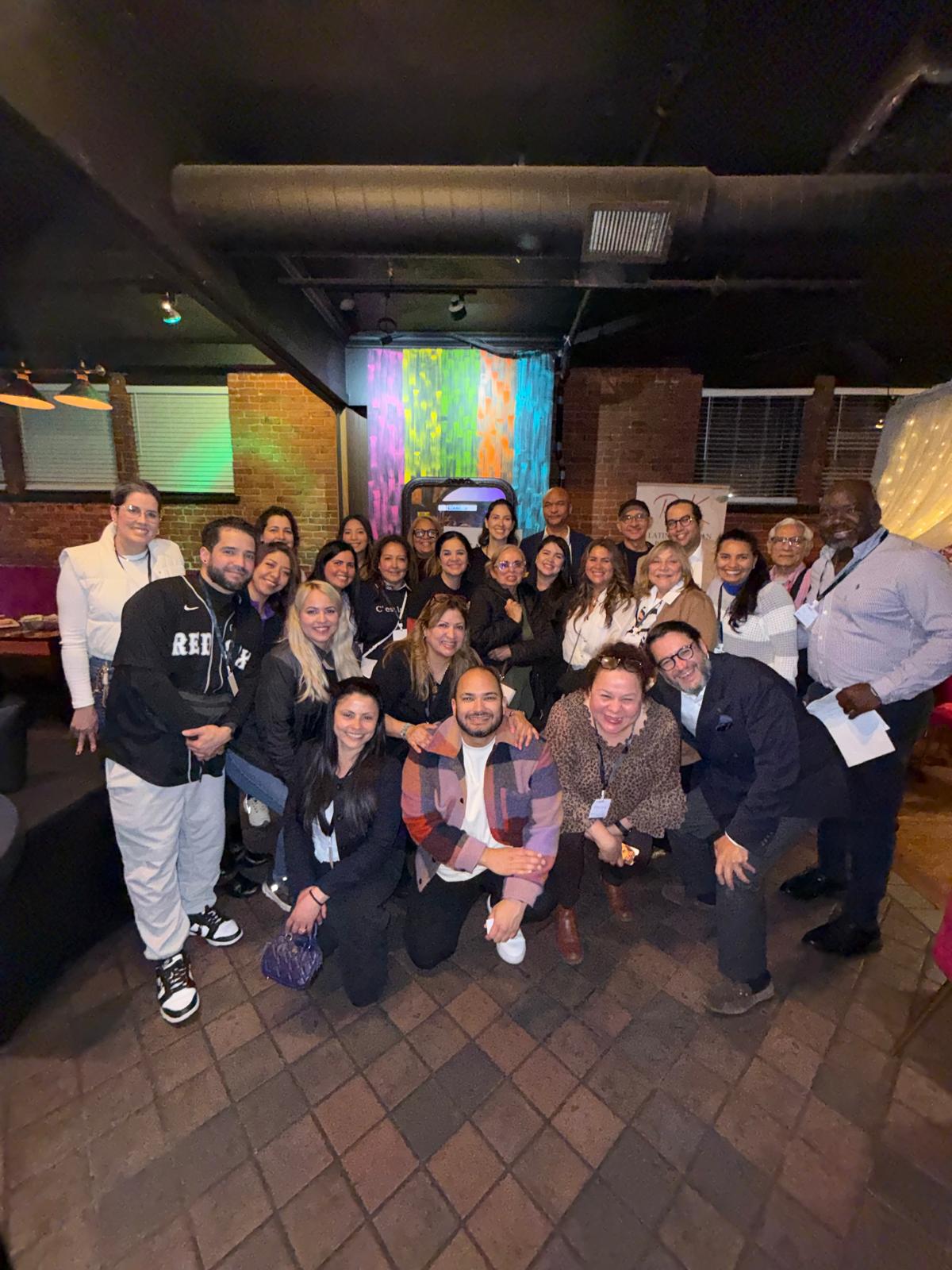Large group of community members at a Casa de Venezuela networking event